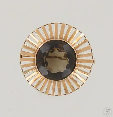 Kivirintakoru, kiinnitysneula hieman vääntynyt, Ø 40mm, vuodelta 1966, 585br, paino 13,2g 