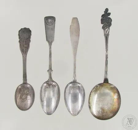 Neljä lusikkaa, kolme kaiverrettua, Musla kaivertamaton, pituudet 140-188mm, 813, paino 116,7g