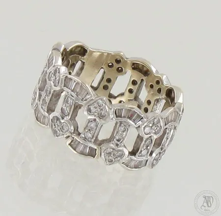 Timanttisormus 70xn.0.005ct 56xn.0.01ct baguette-hionta, koko 17¼, 750 valkokulta, paino 7,1g