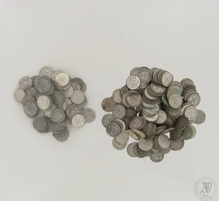 Erä suomalaisia hopeakolikoita 25 penniä ja 50 penniä, 750 hopea, paino 292,9g ja 278,4g