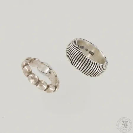 Kaksi sormusta, koot 17¾, 925, paino 19,8g