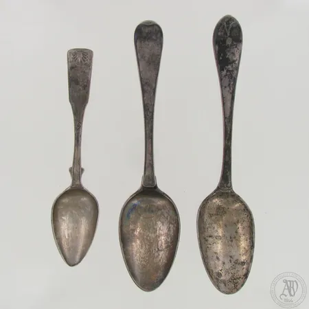 Kolme vanhaa ruokalusikkaa, kaiverrettuja, kaksi suomalaista vuosilta 1820 ja 1847, yksi ruotsalainen vuodelta 1788, 800, paino 160,7g
