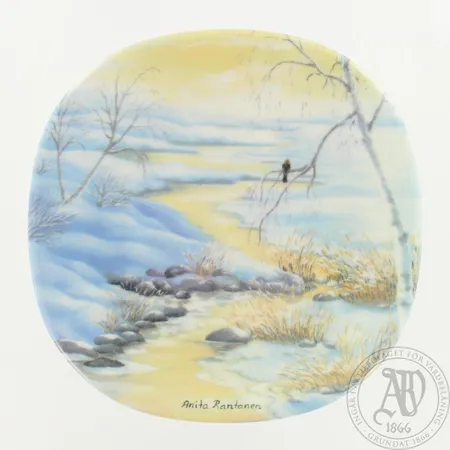 Seinälautanen Arabia, Kotiseudun kesä, Anita Rantanen-Siemers, leveys 12cm. Lähetetään postipakettina.