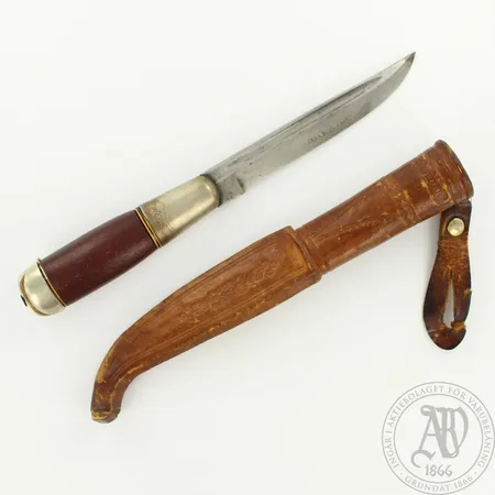 Puukko nahkatupessa, pituus 175mm, käytön jälkiä. Lähetetään postipakettina.
