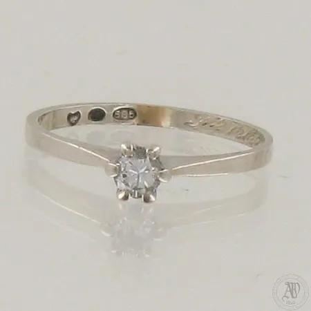Timanttisormus 1xn.0.12ct, kaiverrettu, käytön jälkiä, koko 15¼, 585 valkokultaa, paino 1,0g