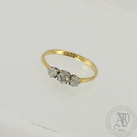 Timanttisormus 1xn.0.18ct ja 2xn.0.13ct vanhahiontaisia, koko 17¼, 750, paino 1,7g