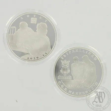 Kaksi hopeamitalia, Suomi taisteli 1939-1945, Ylipäällikkö ja Lotat, 925, paino 52,0g
