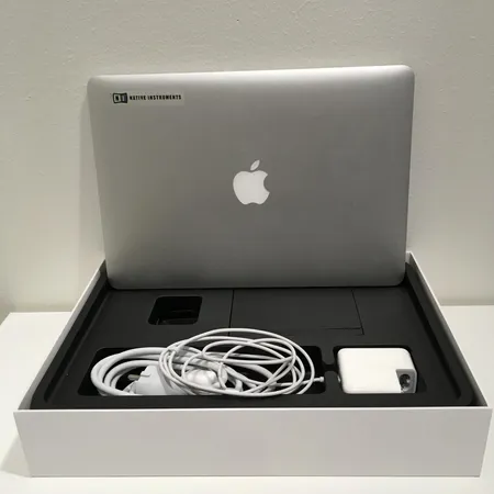 Mac Book Air 13 MQD32KS/A, serial number FVFV4323J1WK, takuu voimassa 12/2018, laatikko ja laturi