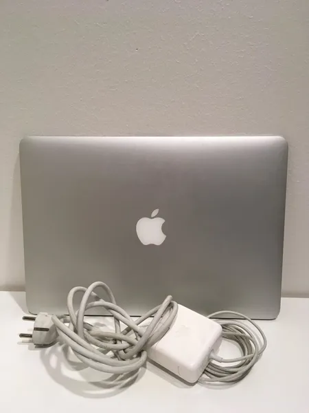 Läppäri, Apple MacBook Air, sarjanumero C2VNC969GO85, model A1466, laturi