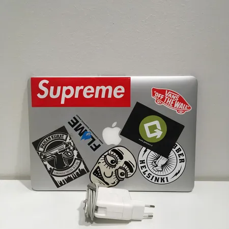 Läppäri, Apple MacBook Air, sarjanumero C02P7CJQG941, model A1466, laturi