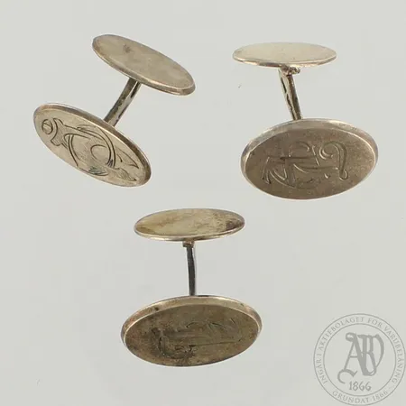 Kolme kalvosinnappia, kaivetteuja, 813, paino 17,3g