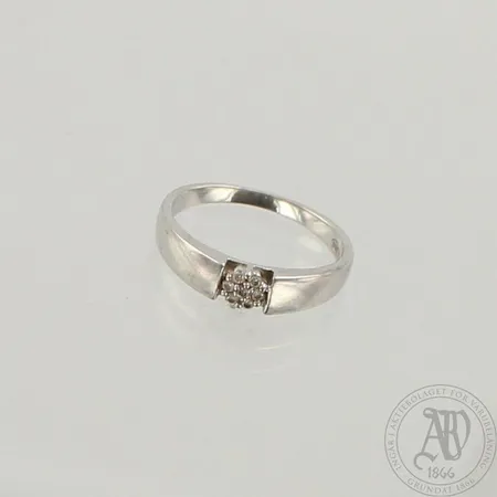 Timanttisormus 7xn.0.01ct, koko 15¾, 585 valkokulta, paino 2,4g
