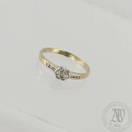 Timanttisormus 1xn.0.05ct 6xn.0.02ct ja 6xn.0.01ct, kaiverrettu, koko 17, 750 valkokulta, paino 1,5g