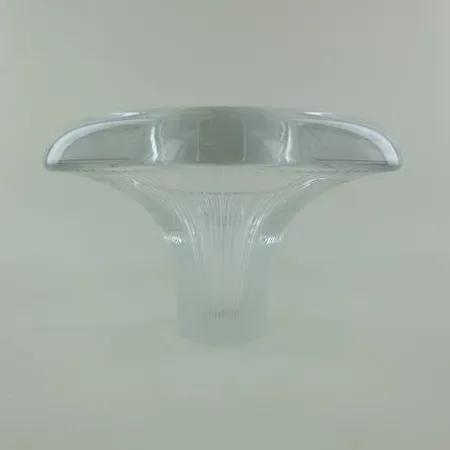 Lasimaljakko Iittala, design Tapio Wirkkala, Tatti 3552, 1950-luvulta, ei signeerausta, korkeus 9cm, leveys 13,5cm, pieniä kolhuja jalan reunuksessa, pieniä naarmuja yläosassa. 