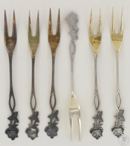 Kuusi tarjoiluhaarukkaa, Ruusu, kaiverrettuja, pituus 122mm, 813, paino 52,3g