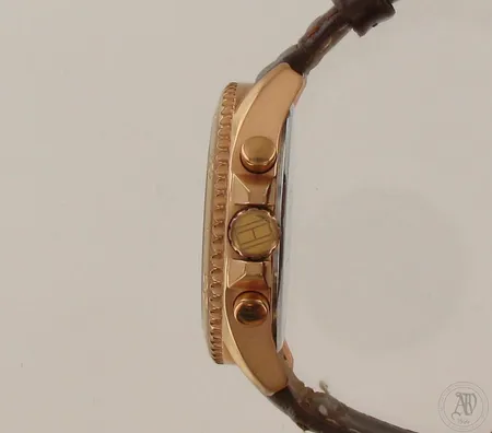 Taräsrannekello Tommy Hilfiger, quartz, taulun Ø 47mm, lasissa naarmu kello kahdentoista kohdalla