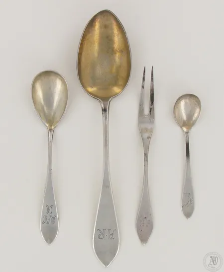 Neljä tarjoiluotinta, Sileä, kaiverrettuja, pituudet 124, 170,175 ja 250mm, 813, paino 138,0g