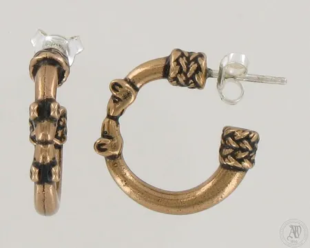 Korvakorut Kalevala Koru, Hirvenpää, korkeus 20mm, pronssia, taustat ja piikki hopeaa 925 