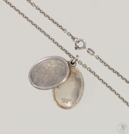 Papukaulaketju ja medaljonki Lapista, Kalevala Koru, ketjun pituus 64cm, riipuksen korkeus 30mm, pientä kulumaa, vuodelta 1993, 925, paino 17,7g