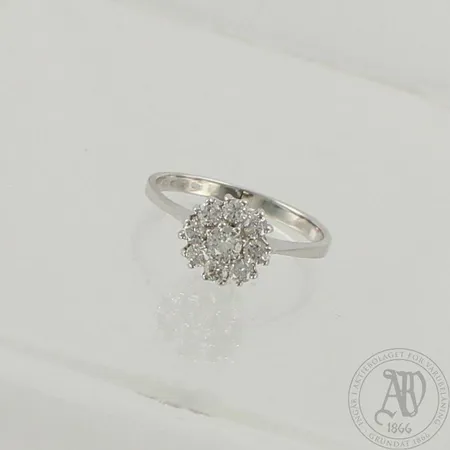 Timanttisormus 1xn.0.18ct ja 8xn.0.05ct, koko 18½, 585 valkokulta, paino  2,6g