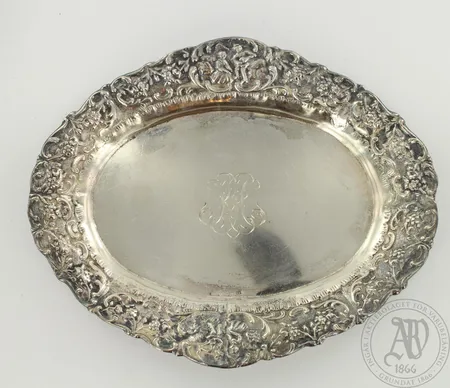 Tarjotin, kaiverrettuja, koko 150x190mm, vuodelta 1956, 813, paino 136,6g