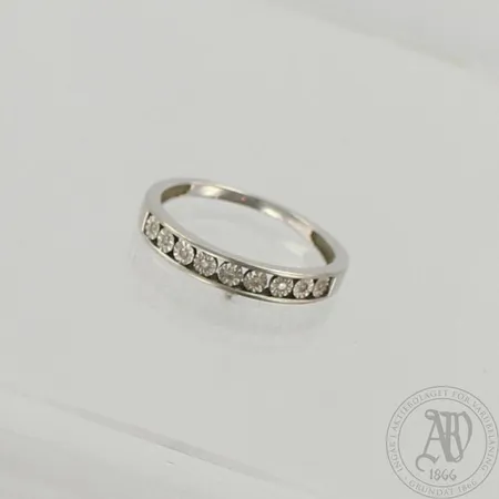 Timanttisormus 9xn.0.005ct, koko 17½, 585 valkokulta, paino 1,9g