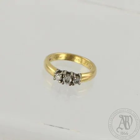 Timanttisormus 1xn.0.12ct ja 2xn.0.07ct, kaiverrettu, koko 15¾, 750, paino 4,3g