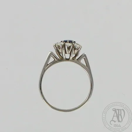 Kivisormus timanteilla 8xn.0.06ct, kaiverrettu, koko 17½, 585 valkokulta, paino 4,2g
