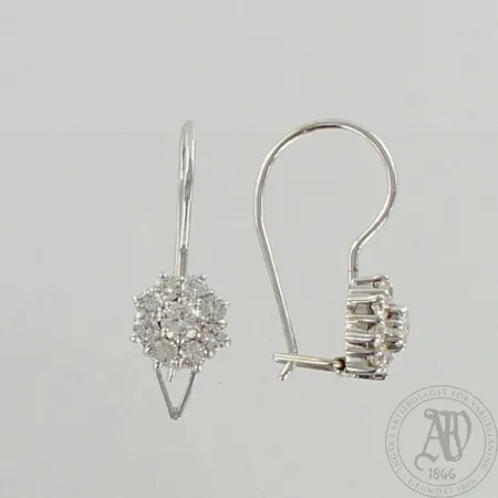 Timanttikorvakorut 2xn.0.14ct ja 16xn.0.05ct, korkeus 22mm, 585 valkokulta, paino 2,7g