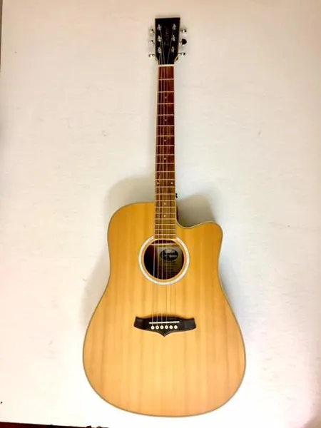 Elektroakustinen kitara Evolution by Tanglewood, malli TW 28 SLN CE, kuusikansi, sivut ja pohja mahonkia, mahonkikaula, ruusupuuotelauta, kompensoitu satula, Fishman-elektroniikka, sarjanumero SG130100807, Kyser-kostutin, pehmeä laukku