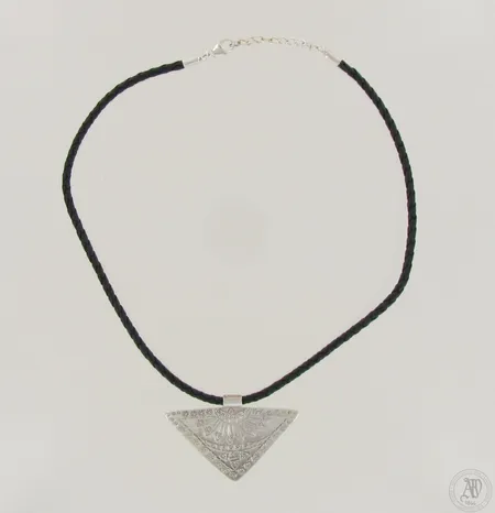 Kaulakoru nahkanarulla, pituus 46cm, riipuksen korkeus 37mm, 925br, paino 11,6g