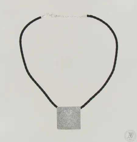 Kaulakoru nahkanarulla, pituus 46cm, riipuksen korkeus 37mm, 925br, paino 17,5g