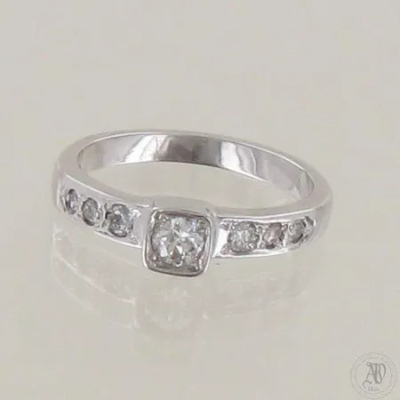 Timanttisormus 1xn.0.18ct 6xn.0.02-0.04ct, koko 17, 585 valkokultaa, paino 3,9g