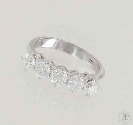 Timanttisormus 5xn.0.28ct, koko 18, todistus, 750 valkokultaa, paino 5,0g