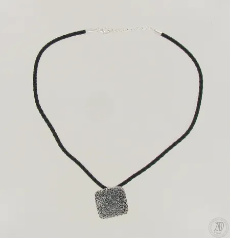Kaulakoru nahkanarulla, pituus 46cm, riipuksen korkeus 28mm, 925br, paino 13,1g