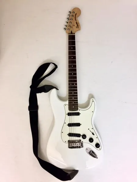 Sähkökitara Squier Stratocaster by Fender, crafted in Indonesia, s/n ICS 10183880, pehmeä laukku. 