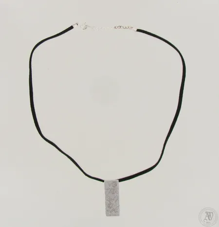 Kaulakoru kangasnarulla, pituus 46cm, riipuksen korkeus 34mm, 925br, paino 11,6g