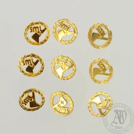Yhdeksän pinssiä, yhdessä timantti 1xn.0.01ct, Ø14mm, taustat metallia, 585, paino 14,3g 