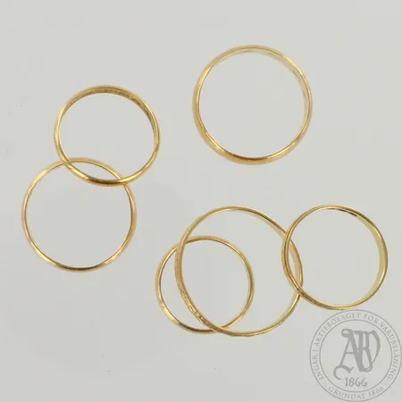Kuusi sormusta, kaiverrettu, koot 15¾-21½, 750, paino 17,9g 