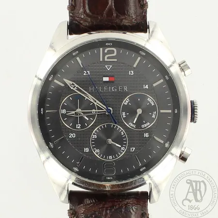 Teräsrannekello Tommy Hilfiger quartz:paristo loppunut, taulun Ø 44mm, nahkaranneke