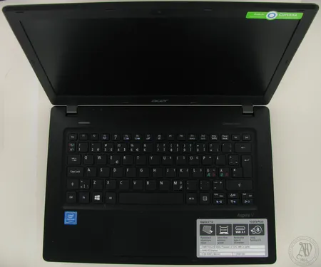Kannettava tietokone Acer Aspire V3-372-POJD, 13,3" näyttö, mitat 327 x 228 x 19,65 mm, paino 1,49 kg Intel Core i5-6200U prosessori, 6GB DDR3 muisti ja 128GB SSD-kiintolevy, käyttöjärjestelmä Windows 10, takuu 1.1.2019, kuitti, laturi
