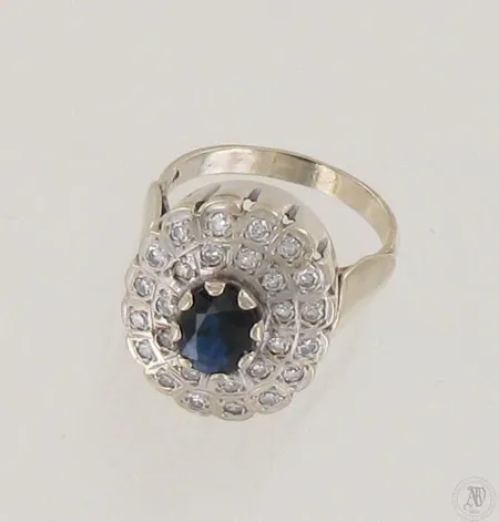 Sinisafiirisormus timanteilla 27xn.0.02ct, koko 17¾, 750br valkokulta, paino 7,9g