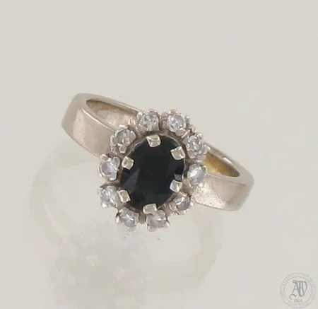 Timanttisormus sinisafiirilla 10xn.0.02ct, koko 15½, 585br valkokulta, paino 4,7g