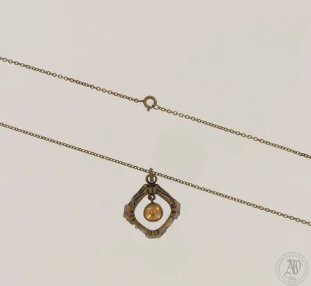 Kaulakoru, design P. Sarpaneva, riipuksen korkeus 32mm, ketjun pituus 61cm, pronssia 