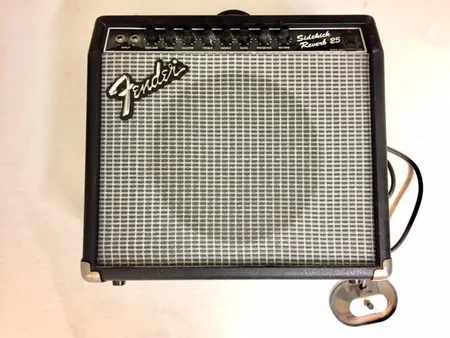 Kitaracombovahvistin Fender Sidekick 25, kanavanvaihtaja, virtajohto Ota yhteys panttilainaamoon kuljetusmaksusta sopimiseksi.