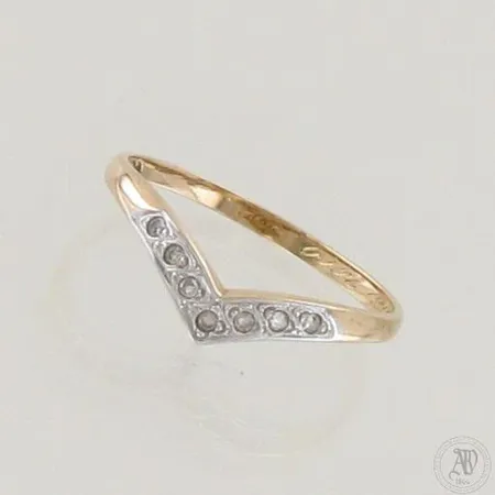 Timanttisormus 7xn.0.005ct, kaiverrettu, koko17¾, 585 kelta- ja valkokulta,  Paino: 1,3 g Lähetetään postipakettina.