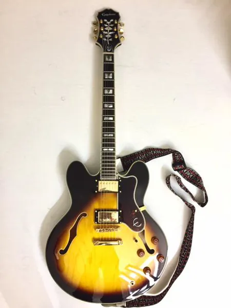 Puoliakustinen sähkökitara Epiphone Sheraton II, vintage sunburst, vaahterarunko, mahonkinen keskiblokki, vaahterakaula, ruusupuuotelauta, blokkiupotukset helmiäistä/abalonea, sarjanumero 1211210266, radius 12", Alnico? Classic Humbucker-mikrofonit, kova Gator muotolaukku