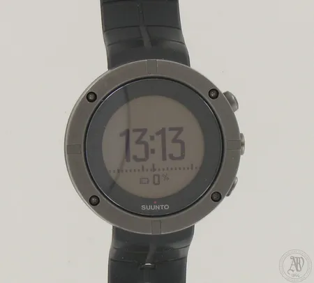 Rannetietokone Suunto Kailash, taulun Ø 49mm, ref: OW151, sarjanumero SS 15310399, rannekkeen pituus 235mm, laturi, laatikko