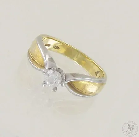 Timanttisormus 1xn.0.28ct, koko 17¼, 750 kelta- ja valkokulta, paino 5,5g