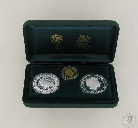 Olympiarahasarja Sydney 2000, 2x5 dollars 999,9 hopeaa, 1x100 dollars 999,9 kultaa, paino 63,2g ja 10,0g, todistus, sarja numeroitu 02104, laatikko 